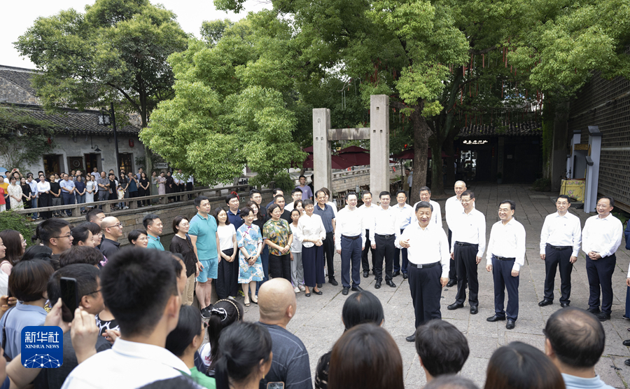 7月5日至7日，中共中央總書記、國家主席、中央軍委主席習近平在江蘇考察。這是6日上午，習近平在蘇州平江歷史文化街區，同當地居民和游客親切交流。