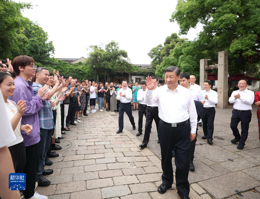 7月5日至7日，中共中央總書記、國家主席、中央軍委主席習近平在江蘇考察。這是6日上午，習近平在蘇州平江歷史文化街區，向當地居民和游客揮手致意。