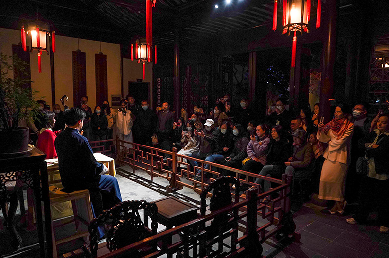 觀眾在蘇州網師園內觀看評彈表演（2023年4月5日攝）。