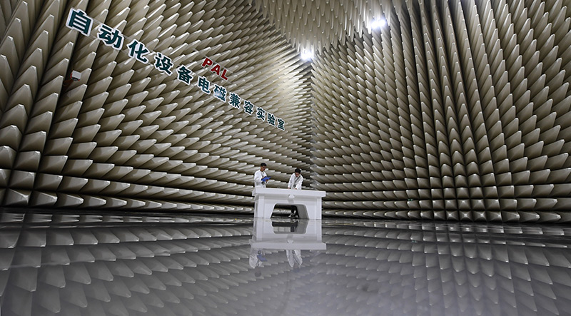 在南瑞集團有限公司自動化設備電磁相容實驗室，科研人員在進行輻射發射實驗準備工作（2023年7月7日攝）。