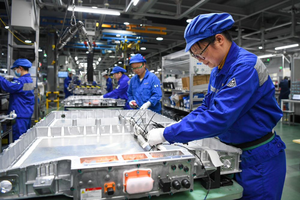 在位於江蘇常州溧陽的上汽時代動力電池系統有限公司，工人在車間進行電池生産（2023年2月16日攝）。常州市擁有鋰電池電芯及配套生産企業120余家，動力電池産業2022年實現産值超1700億元。