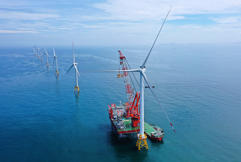全球首臺16兆瓦大容量海上風電機組在福建北部海域安裝完成（2023年6月28日攝，無人機照片）。