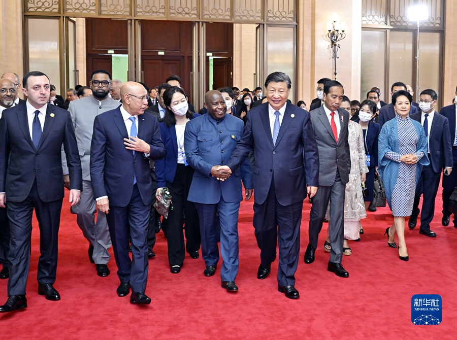 7月28日中午，國家主席習近平和夫人彭麗媛在四川省成都市金牛賓館舉行宴會，歡迎出席成都第31屆世界大學生夏季運動會開幕式的國際貴賓。這是習近平和彭麗媛同貴賓們一起步出宴會廳。