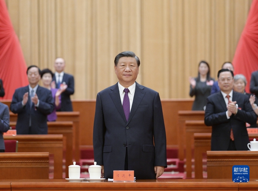 8月31日，第十一次全國歸僑僑眷代表大會在北京人民大會堂開幕。這是中共中央總書記、國家主席、中央軍委主席習近平在主席臺向與會代表致意。