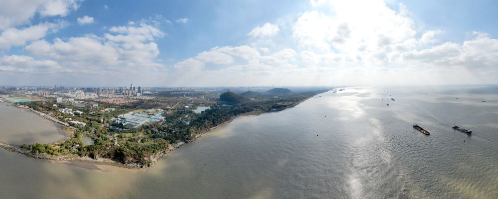 這是2020年11月13日拍攝的江蘇省南通市五山及沿江地區景色（無人機全景照片）。