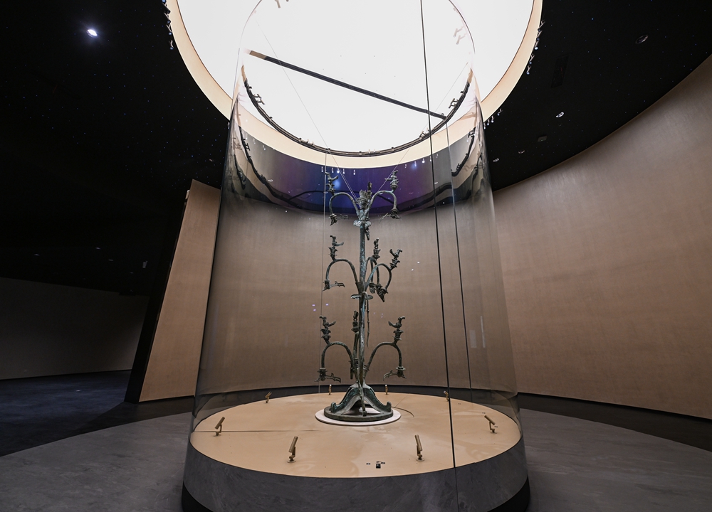 這是2023年7月26日在三星堆博物館新館拍攝的重新展出的Ⅰ號大型銅神樹。