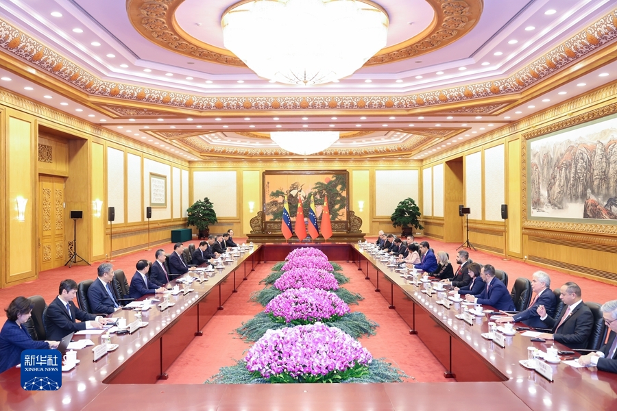 9月13日下午，國家主席習近平在北京人民大會堂同來華進行國事訪問的委內瑞拉總統馬杜羅舉行會談。