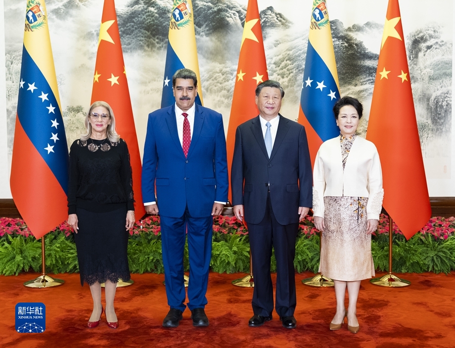 9月13日下午，國家主席習近平在北京人民大會堂同來華進行國事訪問的委內瑞拉總統馬杜羅舉行會談。這是會談前，習近平和夫人彭麗媛同馬杜羅和夫人弗洛雷斯合影。