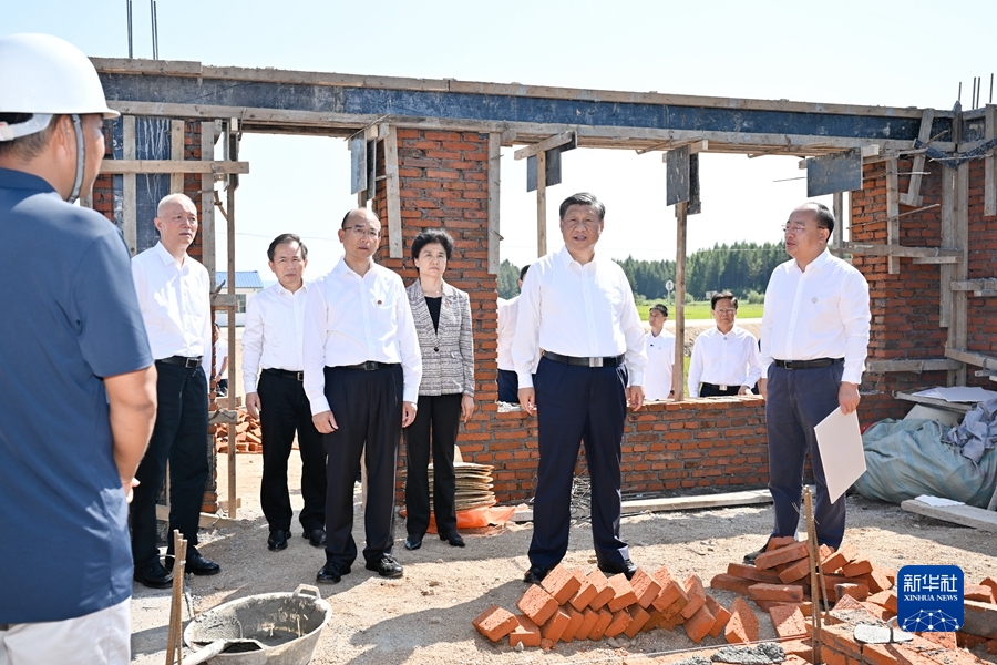 9月6日至8日，中共中央總書記、國家主席、中央軍委主席習近平在黑龍江考察。這是7日上午，習近平在遭受洪澇災害的哈爾濱尚志市老街基鄉龍王廟村，察看水毀房屋重建情況。