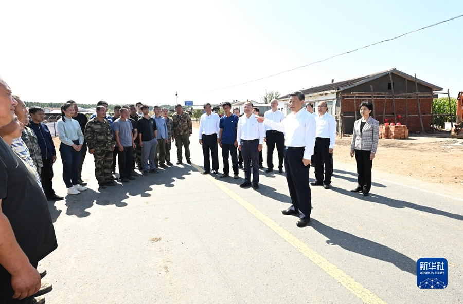 9月6日至8日，中共中央總書記、國家主席、中央軍委主席習近平在黑龍江考察。這是7日上午，習近平在遭受洪澇災害的哈爾濱尚志市老街基鄉龍王廟村，同當地村民和施工人員親切交流。