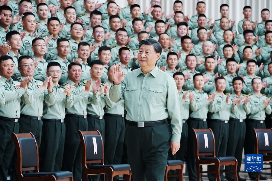 9月8日，中共中央總書記、國家主席、中央軍委主席習近平到78集團軍視察。這是習近平親切接見78集團軍官兵代表。