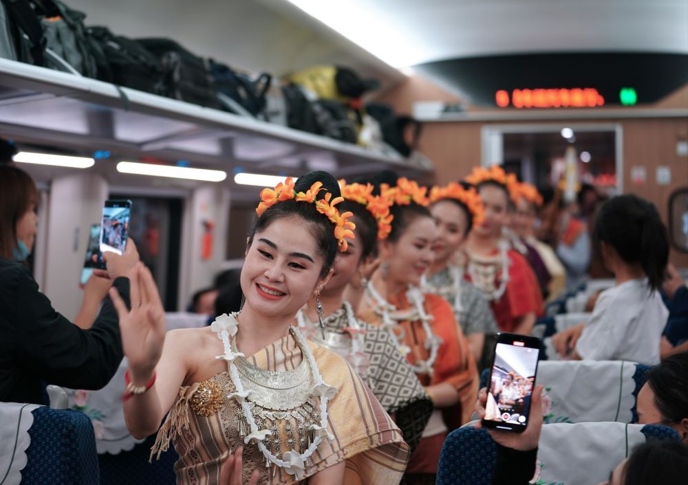 2023年4月13日，寮國工作人員在中老鐵路上開行的D887次國際旅客列車上表演。