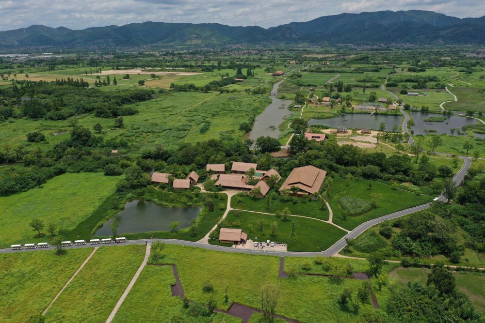 這是在浙江省杭州市余杭區拍攝的良渚古城遺址公園（2022年7月6日攝，無人機照片）。
