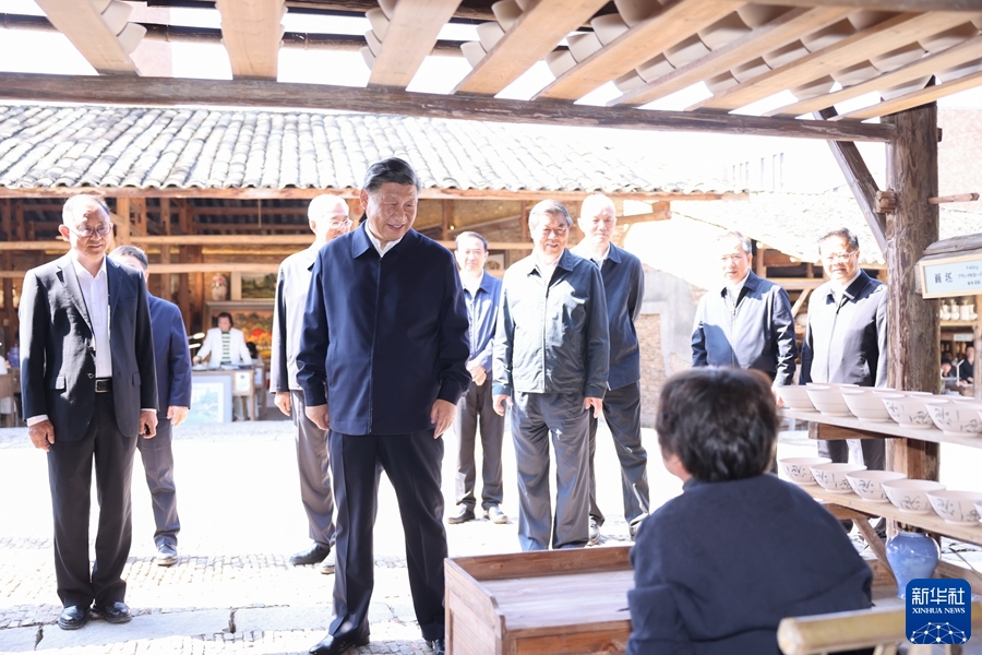 10月10日至13日，中共中央總書記、國家主席、中央軍委主席習近平在江西考察。這是11日上午，習近平在景德鎮市陶陽裏歷史文化街區考察時，同非遺傳承人親切交流。