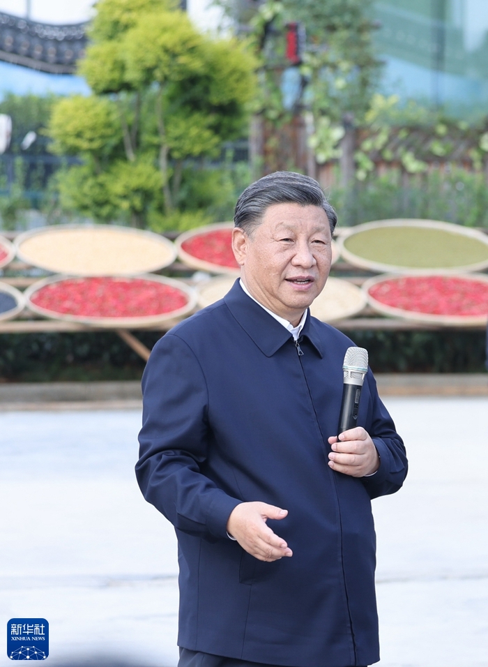 10月10日至13日，中共中央總書記、國家主席、中央軍委主席習近平在江西考察。這是11日下午，習近平在上饒市婺源縣秋口鎮王村石門自然村考察時，同村民們親切交流。