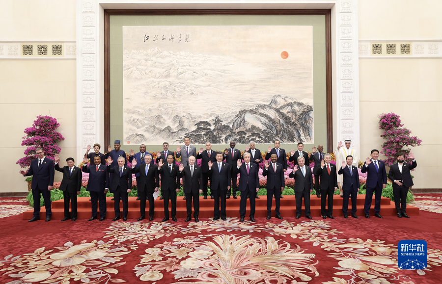 10月18日上午，國家主席習近平在北京人民大會堂出席第三屆“一帶一路”國際合作高峰論壇開幕式併發表題為《建設開放包容、互聯互通、共同發展的世界》的主旨演講。這是會前，習近平同出席高峰論壇的外國國家元首、政府首腦和國際組織負責人等國際貴賓集體合影。