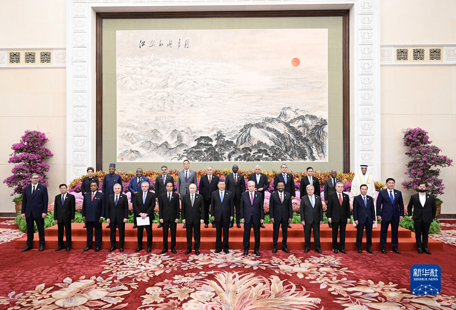 10月18日上午，國家主席習近平在北京人民大會堂出席第三屆“一帶一路”國際合作高峰論壇開幕式併發表題為《建設開放包容、互聯互通、共同發展的世界》的主旨演講。這是會前，習近平同出席高峰論壇的外國國家元首、政府首腦和國際組織負責人等國際貴賓集體合影。