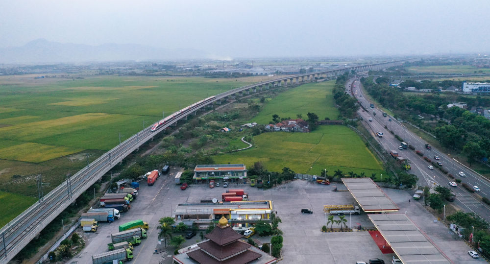 這是在印度尼西亞萬隆拍攝的一列行駛中的雅萬高鐵高速動車組列車（2023年10月17日攝，無人機照片）。