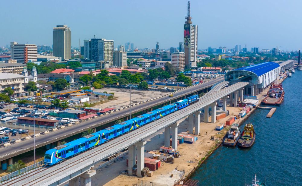 這是尼日利亞拉各斯輕軌藍線上的一列輕軌列車（2022年12月21日攝，無人機照片）。