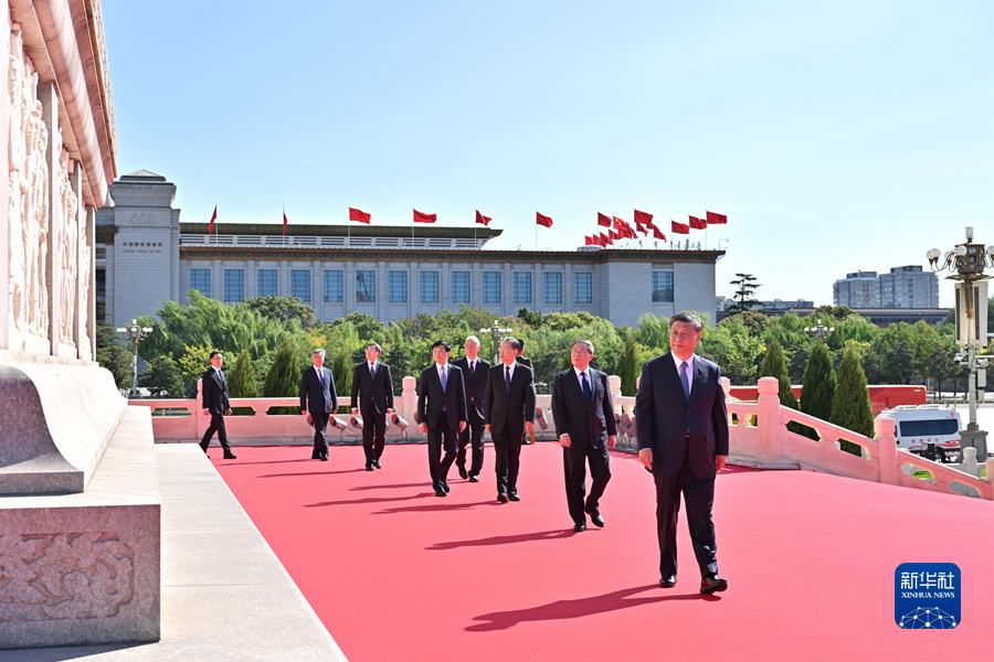 9月30日上午，黨和國家領導人習近平、李強、趙樂際、王滬寧、蔡奇、丁薛祥、李希、韓正等來到北京天安門廣場，出席烈士紀念日向人民英雄敬獻花籃儀式。這是習近平等黨和國家領導人瞻仰人民英雄紀念碑。