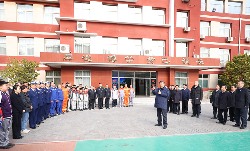 11月10日，中共中央總書記、國家主席、中央軍委主席習近平在北京、河北考察災後恢復重建工作。這是10日上午，習近平在北京門頭溝妙峰山民族學校，親切慰問因公犧牲烈士家屬和參與防汛抗洪救災的基層黨員幹部群眾、消防及應急救援人員、國企職工、志願者代表等。