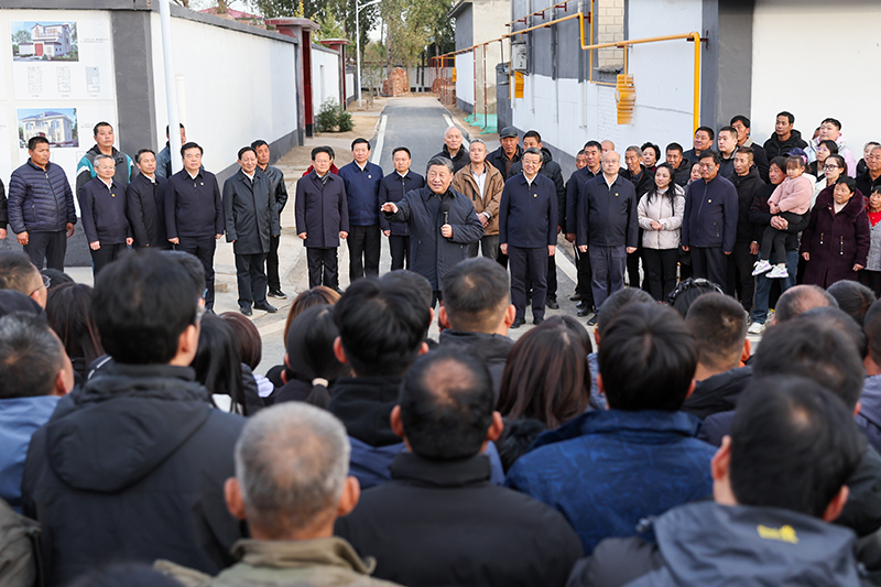 11月10日，中共中央總書記、國家主席、中央軍委主席習近平在北京、河北考察災後恢復重建工作。這是10日下午，習近平在河北保定涿州市刁窩鎮萬全莊村考察時，同村民們親切交流。