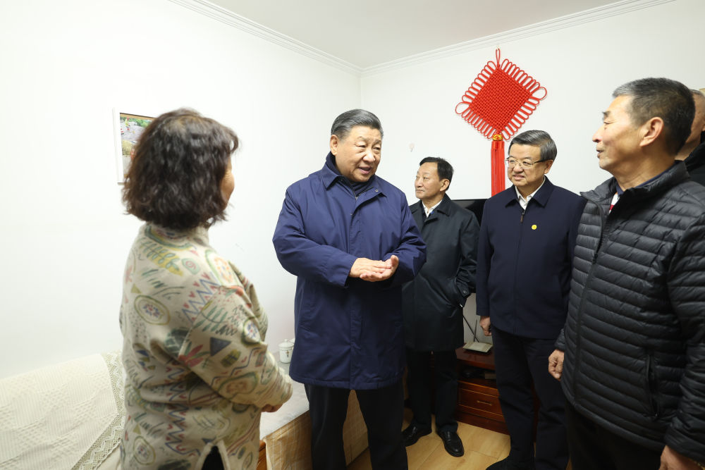 11月10日，中共中央總書記、國家主席、中央軍委主席習近平在北京、河北考察災後恢復重建工作。這是10日下午，習近平在河北保定涿州市雙塔街道永濟秀園小區居民董彩英家看望慰問。