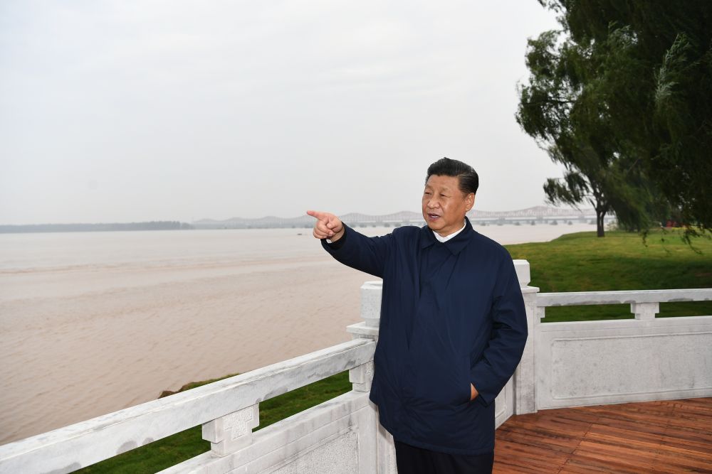 2019年9月16日至18日，中共中央總書記、國家主席、中央軍委主席習近平在河南考察。這是17日下午，習近平在鄭州黃河國家地質公園，眺望黃河鄭州段。