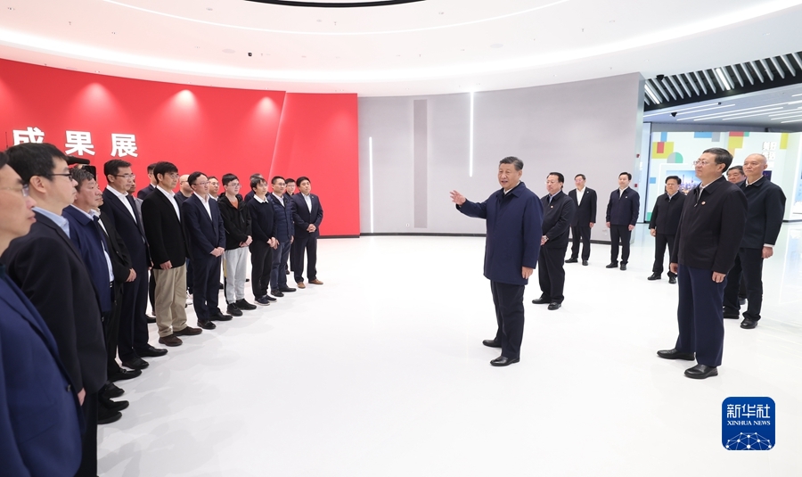 11月28日至12月2日，中共中央總書記、國家主席、中央軍委主席習近平在上海考察。這是11月28日下午，習近平在浦東新區張江科學城參觀上海科技創新成果展時，同科研人員代表親切交流。