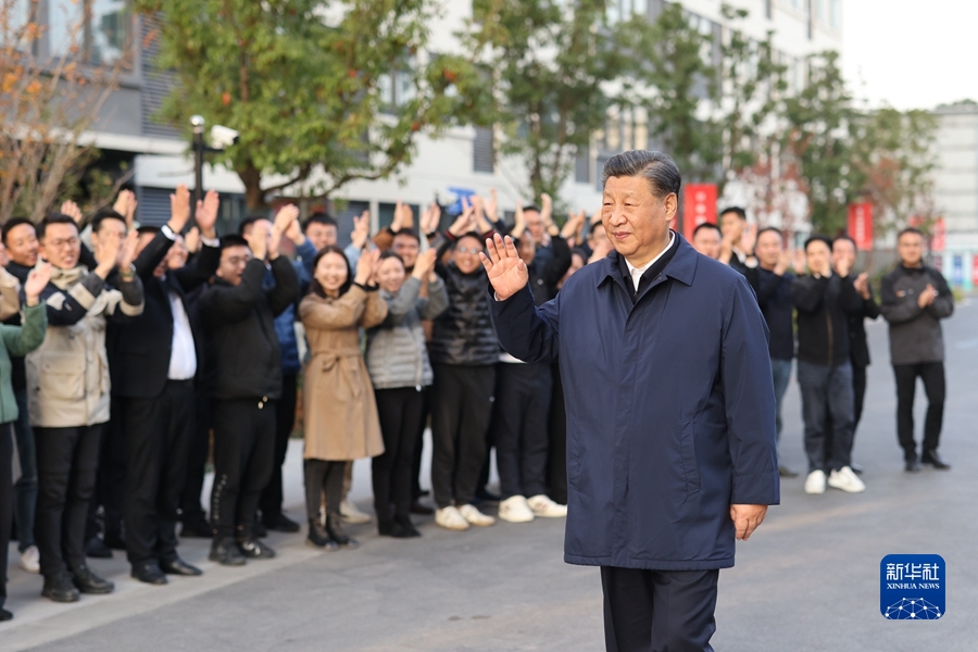 11月28日至12月2日，中共中央總書記、國家主席、中央軍委主席習近平在上海考察。這是11月29日下午，習近平在閔行區新時代城市建設者管理者之家，向社區居民揮手致意。