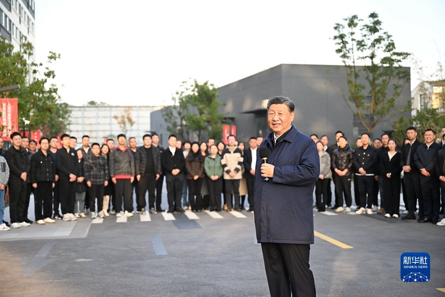 11月28日至12月2日，中共中央總書記、國家主席、中央軍委主席習近平在上海考察。這是11月29日下午，習近平在閔行區新時代城市建設者管理者之家，同社區居民親切交流。