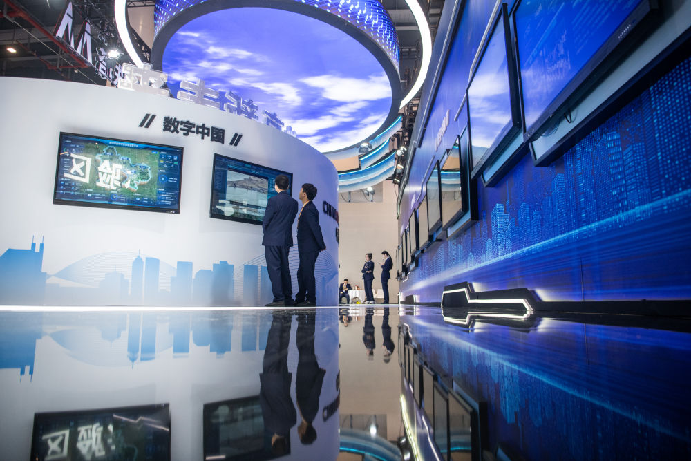 2023年11月20日，參觀者在2023中國5G+工業網際網路大會創新成果展上參觀。