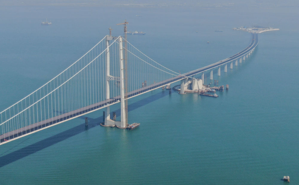 2023年11月28日，粵港澳大灣區超級工程深中通道主線正式貫通，這是深中通道伶仃洋大橋東塔及西人工島（無人機照片）。