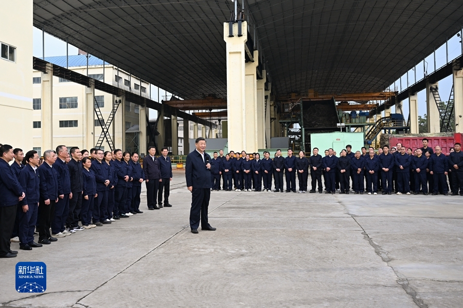 12月14日至15日，中共中央總書記、國家主席、中央軍委主席習近平在廣西考察。這是14日下午，習近平在來賓東糖鳳凰有限公司考察時，同企業員工親切交流。