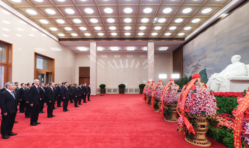 12月26日，中共中央在北京人民大會堂舉行紀念毛澤東同志誕辰130週年座談會。座談會前，習近平、李強、趙樂際、王滬寧、蔡奇、丁薛祥、李希、韓正等領導同志來到毛主席紀念堂瞻仰毛澤東同志遺容。