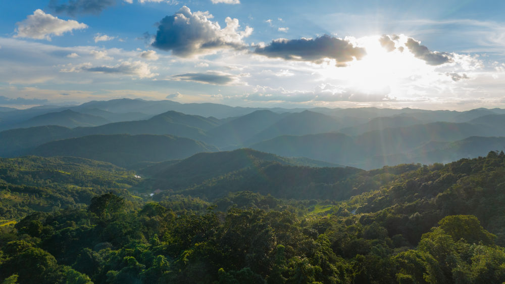 這是2023年9月16日拍攝的日落時分的雲南普洱景邁山風光（無人機照片）。
