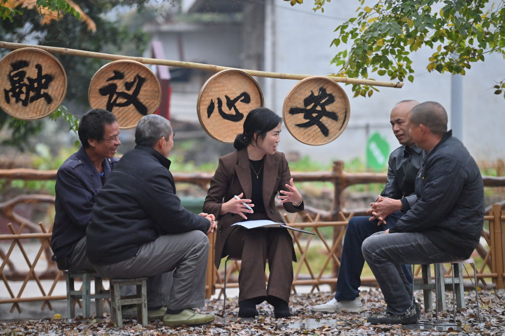 2024年1月5日，在廣西融安縣浮石鎮六寮村議事協商主題廣場，鎮、村幹部和村民在議事。