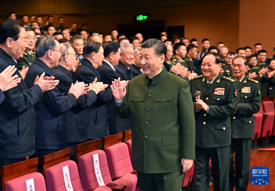 1月29日下午，中央軍委慰問駐京部隊老幹部迎新春文藝演出在京舉行。中共中央總書記、國家主席、中央軍委主席習近平觀看演出，向在座的軍隊老同志和全軍離退休老幹部致以節日問候和新春祝福。