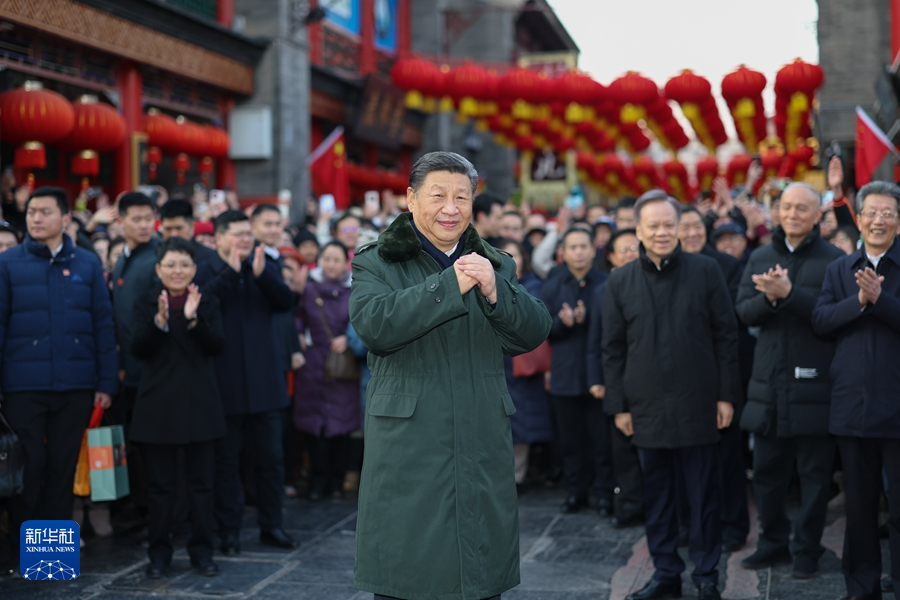 2月1日至2日，中共中央總書記、國家主席、中央軍委主席習近平來到天津，看望慰問基層幹部群眾。這是1日下午，習近平在天津古文化街考察時，向全國各族人民和香港同胞、澳門同胞、台灣同胞、海外僑胞致以美好的新春祝福。