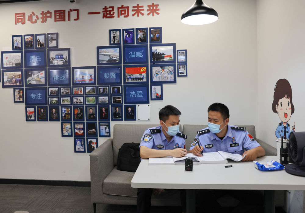 在首都機場3號航廈邊檢執勤現場備勤室，兩位移民管理警察在交流專業知識和實操技能（2023年8月24日攝）。學習貫徹習近平新時代中國特色社會主義思想主題教育開展以來，國家移民管理局黨組牢牢把握主題教育總要求和根本任務，緊扣黨中央部署要求、經濟社會發展需求、廣大人民群眾訴求，瞄準服務保障高品質發展的着力點，深入推進管理服務改革和政策制度創新。