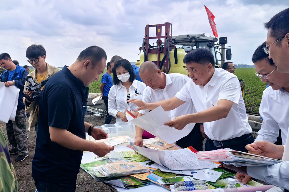 黑龍江省農業農村廳種植業管理處工作人員在哈爾濱市雙城區地頭，向農民發放科學用農藥資料（2023年6月11日攝）。學習貫徹習近平新時代中國特色社會主義思想主題教育工作會議召開以來，黑龍江省農業農村廳種植業管理處將理論學習與實際工作相結合，深入“田間地頭”調查研究、深入推進“千萬噸糧食增産計劃”，助力黑龍江省當好維護國家糧食安全“壓艙石”，將主題教育成果融入到維護國家糧食安全的具體實踐中。