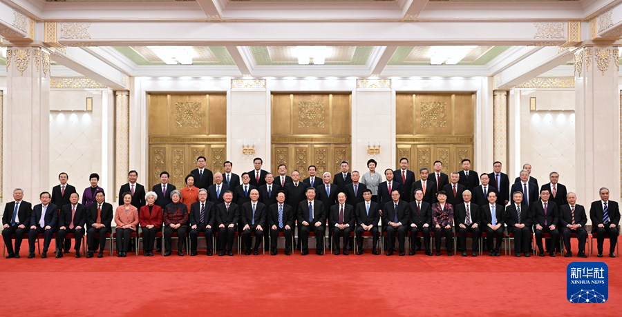 2月7日，習近平、王滬寧、蔡奇、丁薛祥等在北京人民大會堂同黨外人士歡聚一堂，共迎佳節。這是習近平等同大家合影留念。