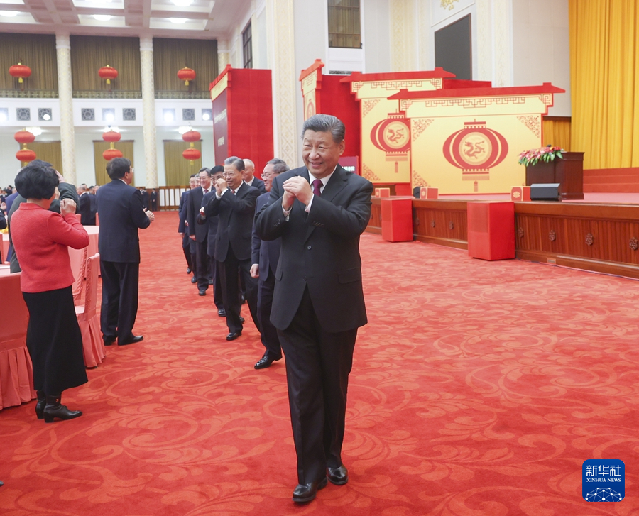 2月8日，中共中央、國務院在北京人民大會堂舉行2024年春節團拜會。這是習近平等黨和國家領導人向大家揮手致意，同大家互致問候、祝福新春。