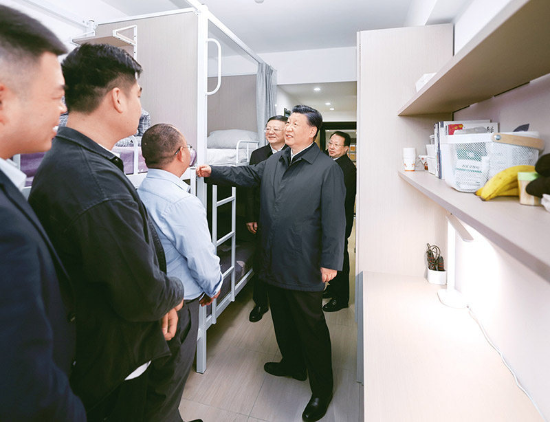 2023年11月28日至12月2日，中共中央總書記、國家主席、中央軍委主席習近平在上海考察。這是11月29日下午，習近平在閔行區新時代城市建設者管理者之家考察時，在社區宿舍型出租房源租戶的住房，了解在此居住的城市一線工作者的生活狀況。