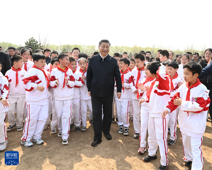 4月3日，黨和國家領導人習近平、李強、趙樂際、王滬寧、蔡奇、丁薛祥、李希、韓正等來到北京市通州區潞城鎮參加首都義務植樹活動。這是習近平同少先隊員在一起。