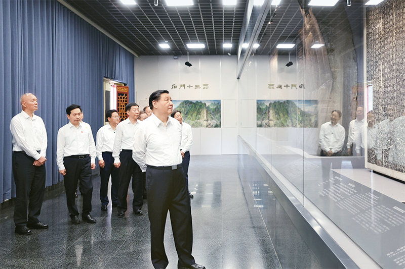 2023年7月29日，中共中央總書記、國家主席、中央軍委主席習近平在四川考察結束返京途中，來到陜西省漢中市考察。這是習近平參觀漢中市博物館有關歷史文物展陳。
