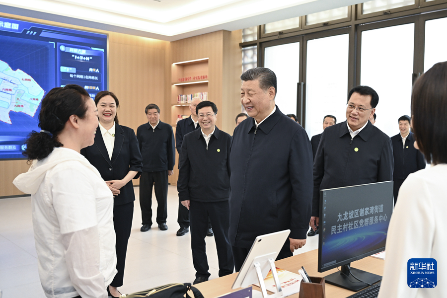 4月22日至24日，中共中央總書記、國家主席、中央軍委主席習近平在重慶考察。這是22日下午，習近平在九龍坡區謝家灣街道民主村社區考察。