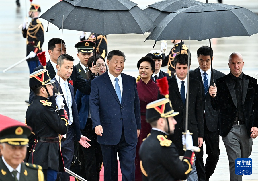 當地時間5月5日下午，國家主席習近平乘專機抵達巴黎，應法蘭西共和國總統馬克龍邀請，對法國進行國事訪問。