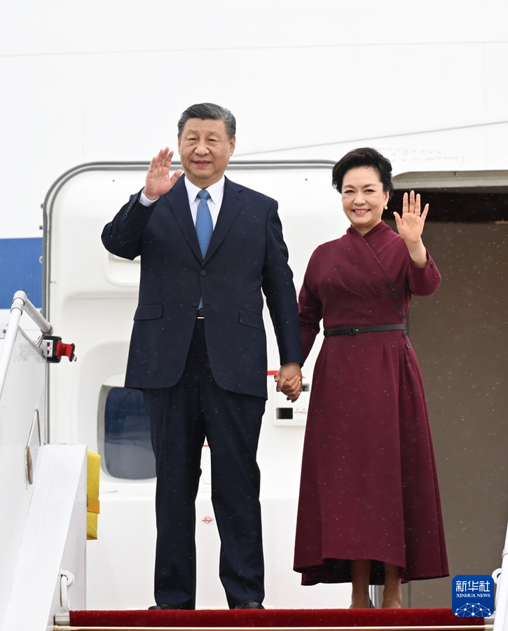 當地時間5月5日下午，國家主席習近平乘專機抵達巴黎，應法蘭西共和國總統馬克龍邀請，對法國進行國事訪問。