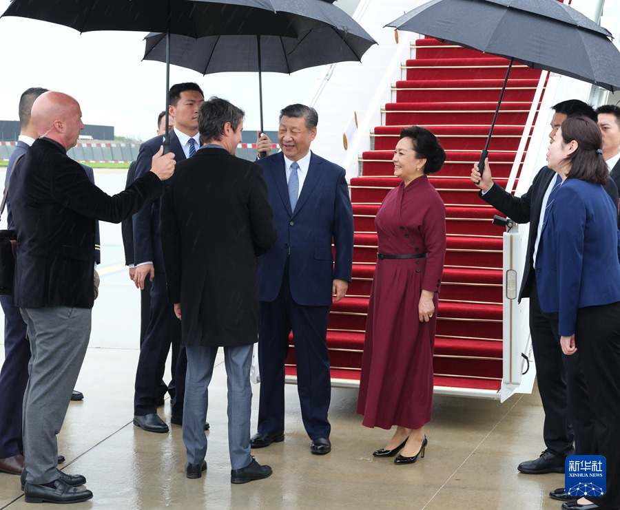 當地時間5月5日下午，國家主席習近平乘專機抵達巴黎，應法蘭西共和國總統馬克龍邀請，對法國進行國事訪問。